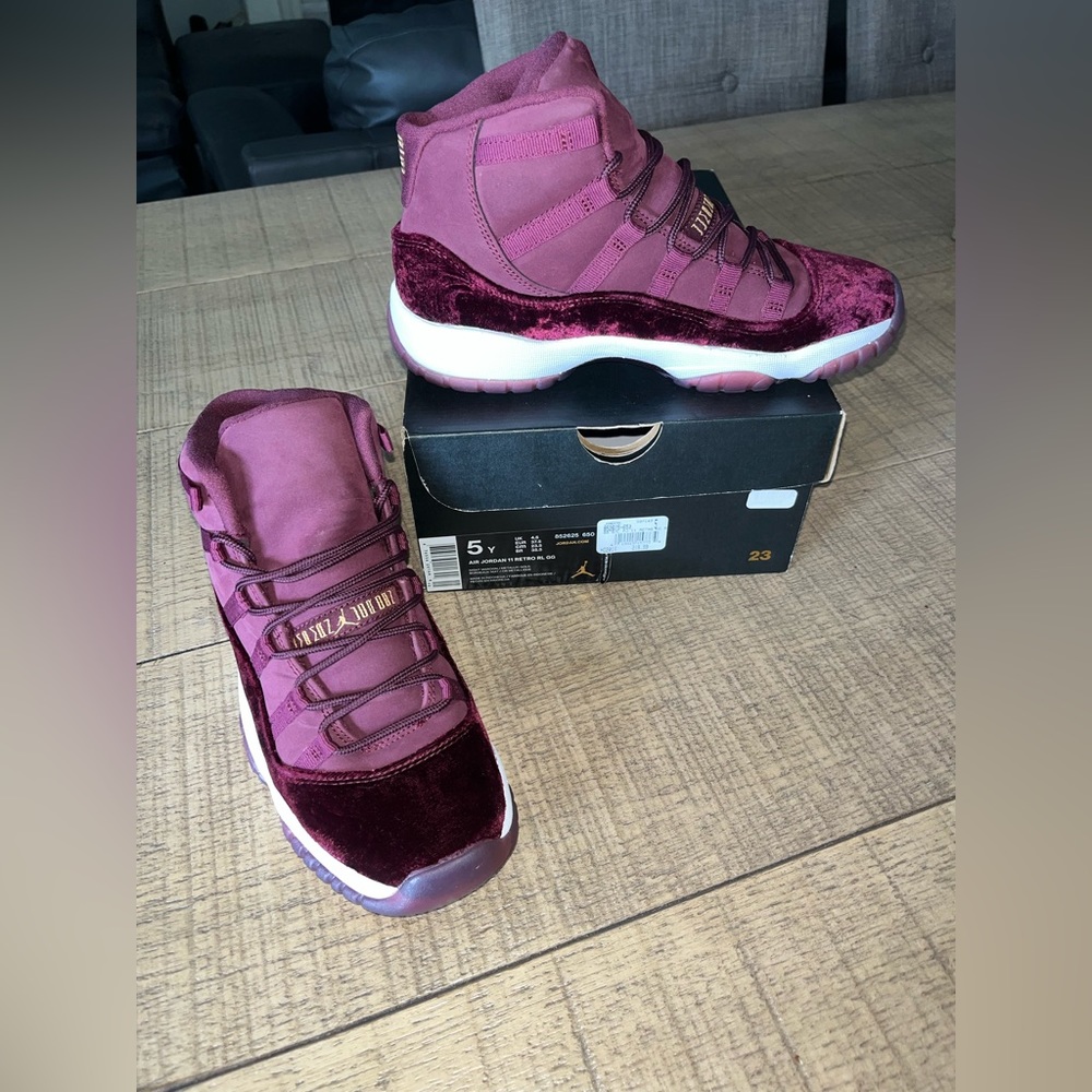 jordan 11 barely worn and in good condition
